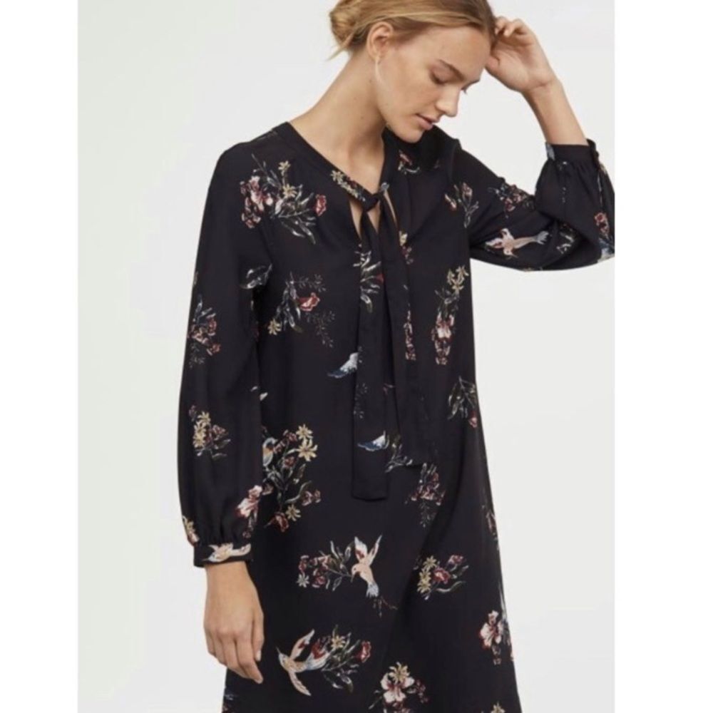 H&M Womens Black/Blue Floral Bohemian Loose/Relaxed Fit Dress, size 4, Retro